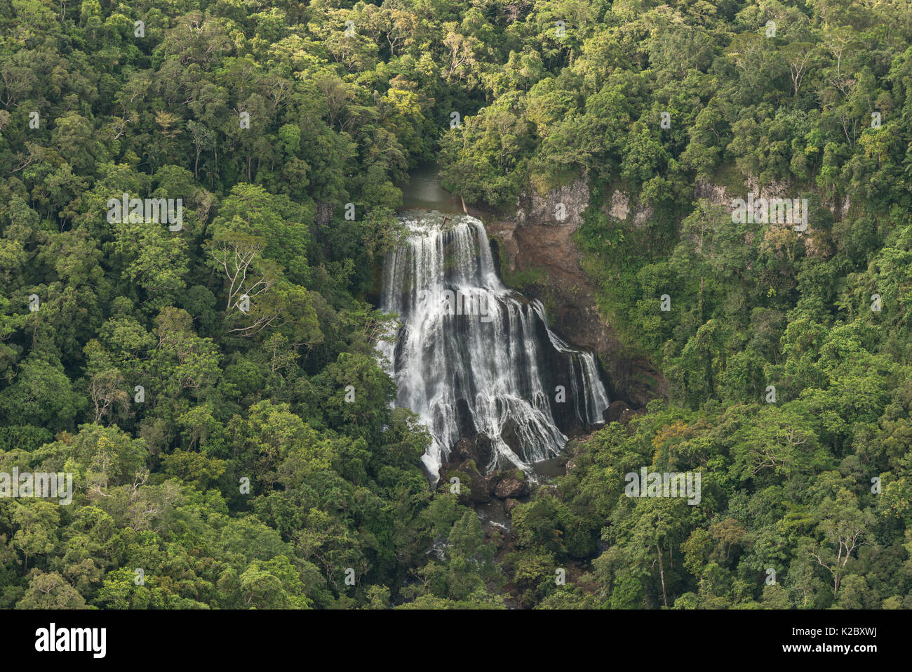 Vista aérea de la cascada en las montañas, División Norte, Vanua Levu, Fiyi. De diciembre de 2013. Foto de stock