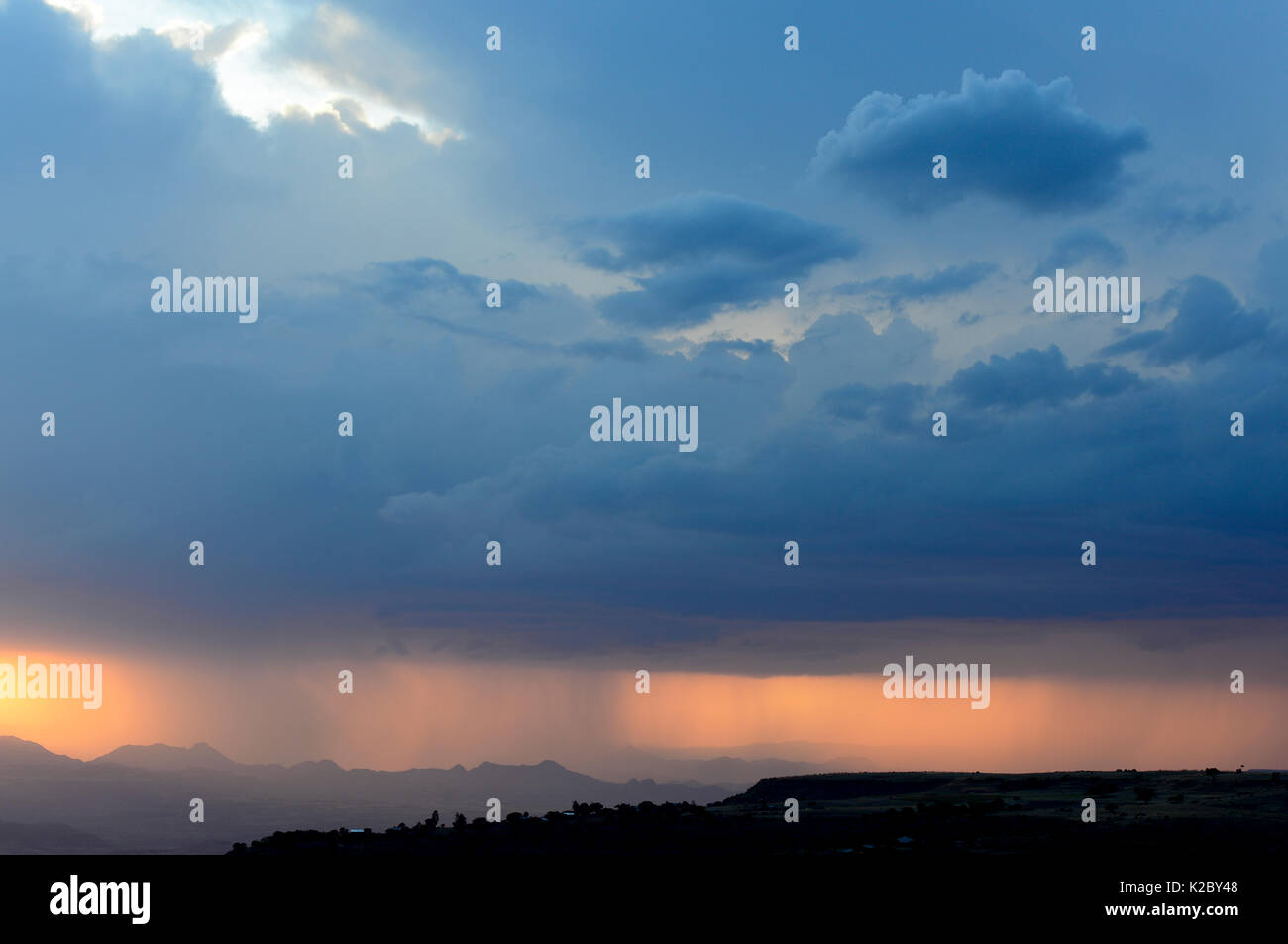 Tormenta en las montañas Lasta, al atardecer, Lalibela. Etiopía, noviembre de 2014 Foto de stock