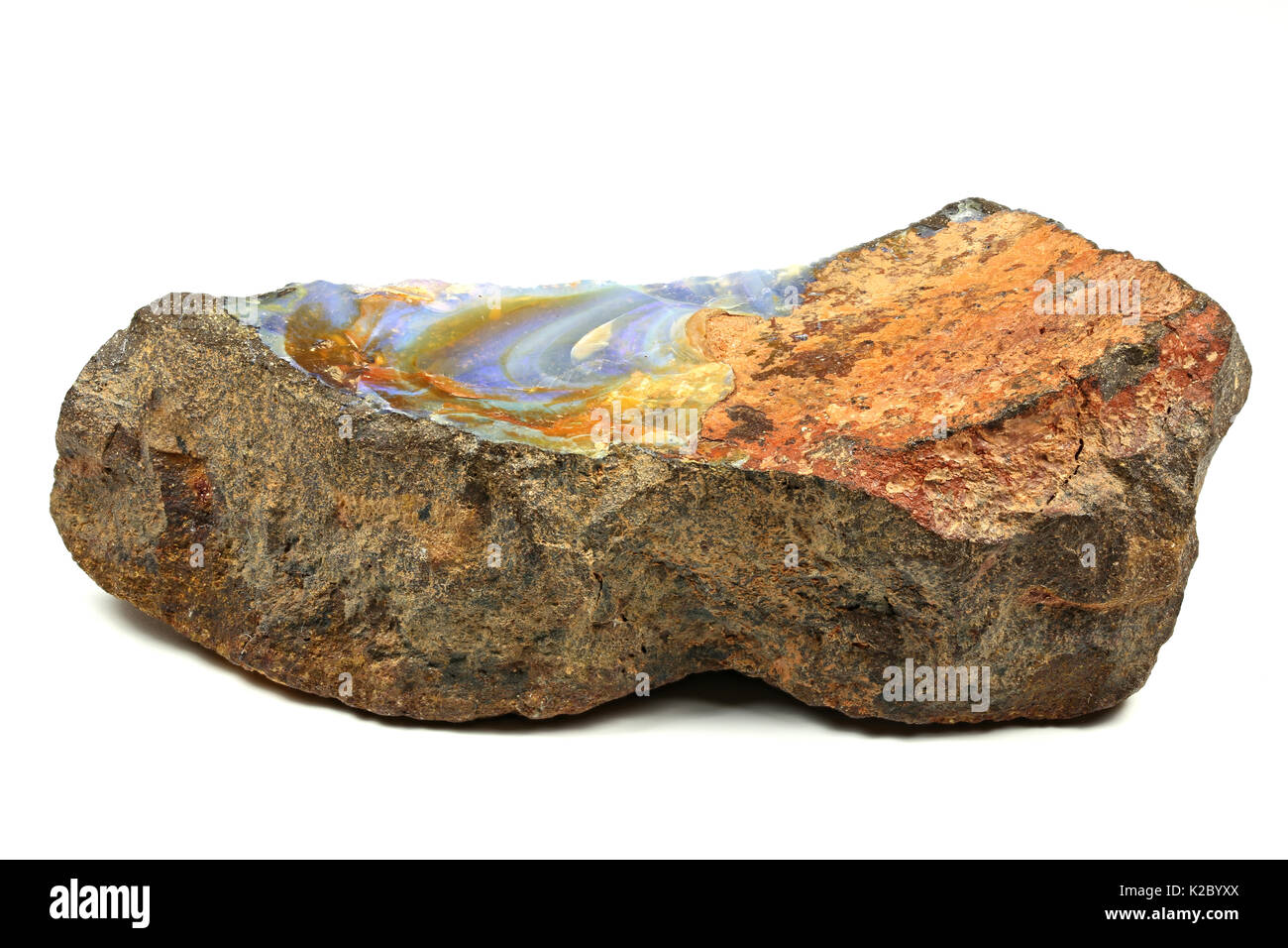 Ópalo boulder encontrado en Queensland/ Australia aislado sobre fondo blanco. Foto de stock