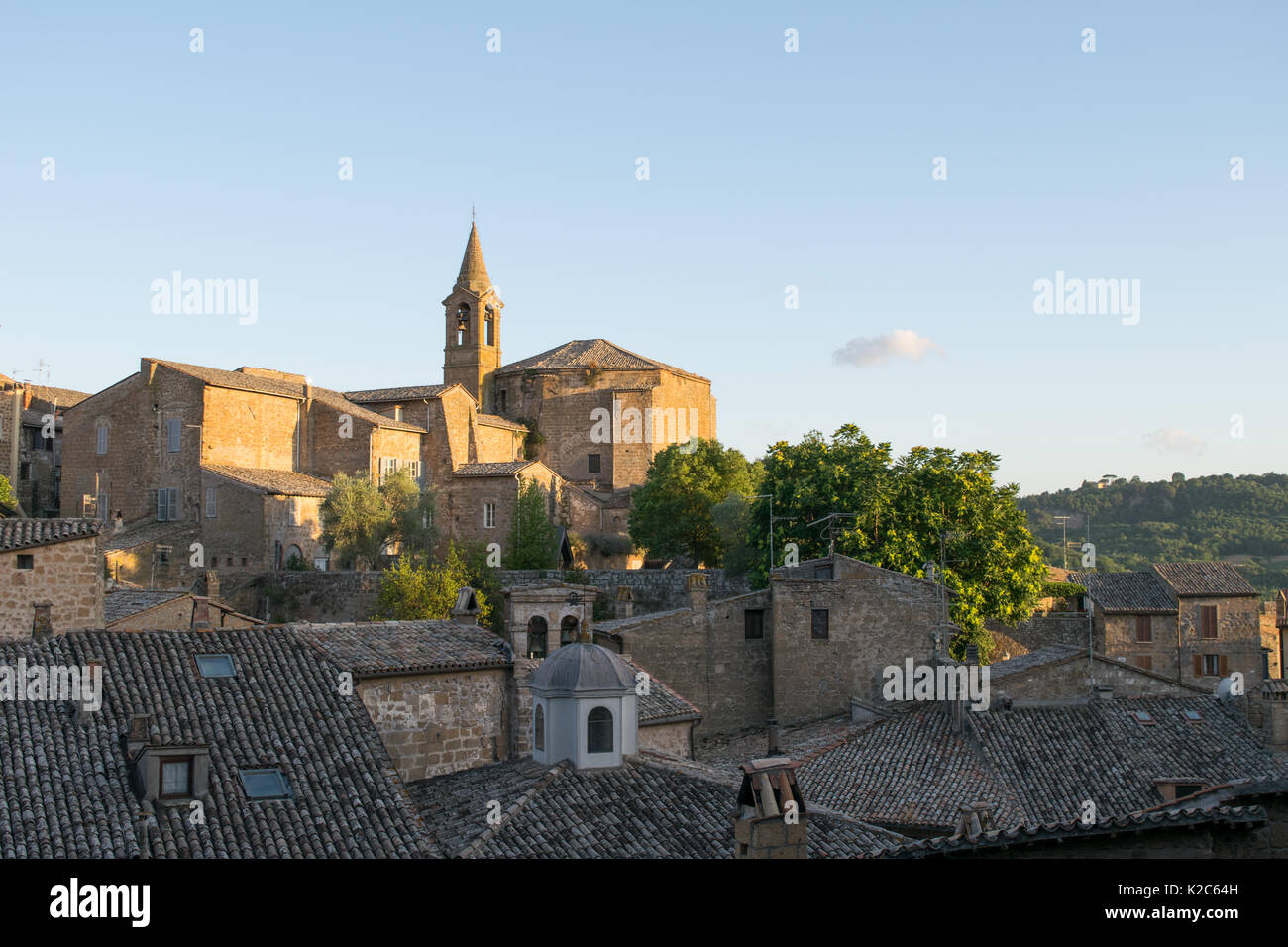 Los edificios de la casa y una destacada iglesia y campanario en el Casco Antiguo de Orvieto, Italia Central, la región de Umbria. La ciudad conserva un casco medieval Foto de stock