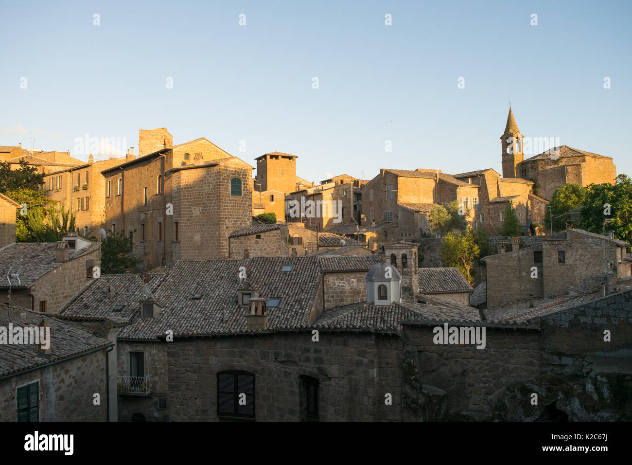 Los edificios de la casa y una destacada iglesia y campanario en el Casco Antiguo de Orvieto, Italia Central, la región de Umbria. La ciudad conserva un casco medieval Foto de stock