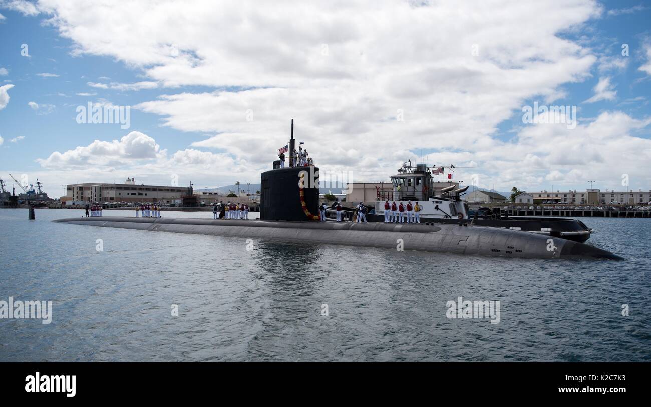 La Marina de los EE.UU. Los Ángeles rápidos de ataque clase submarino USS Santa Fe vuelve a casa, la Base Común Pearl Harbor-Hickam Agosto 15, 2017 en Pearl Harbor, Hawai. Foto de stock