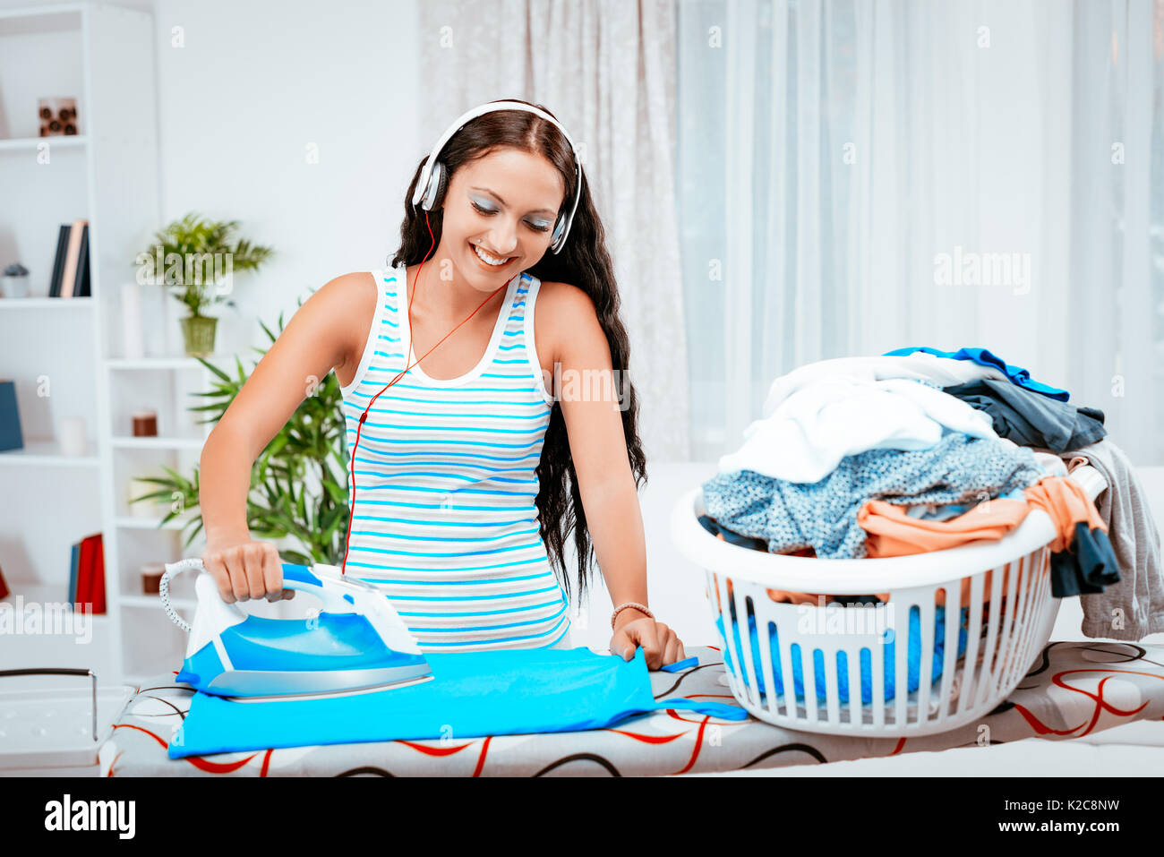 Mujer planchando ropa fotografías e imágenes de alta resolución - Alamy