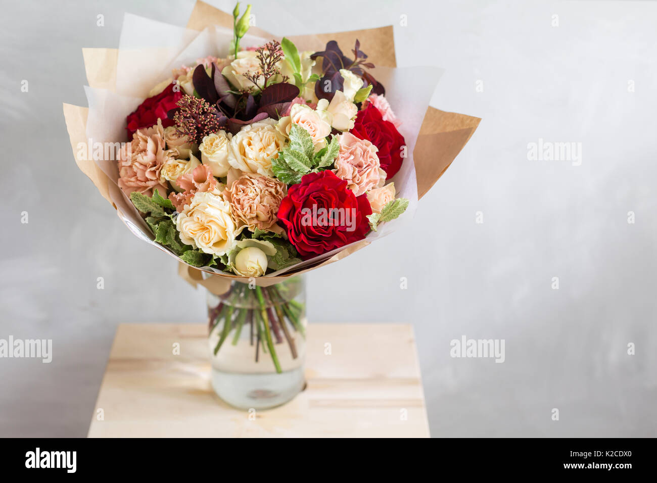 Bouquet en papel kraft. Un simple ramo de flores y verdes Fotografía de  stock - Alamy