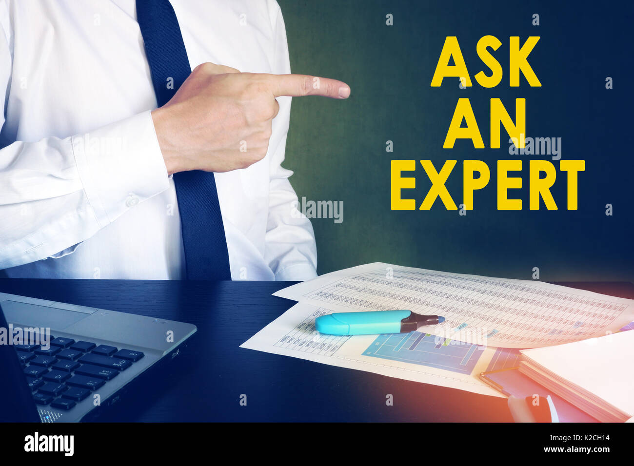 Empresario apuntando a firmar pregunte a un experto. Concepto de asesoramiento empresarial. Foto de stock