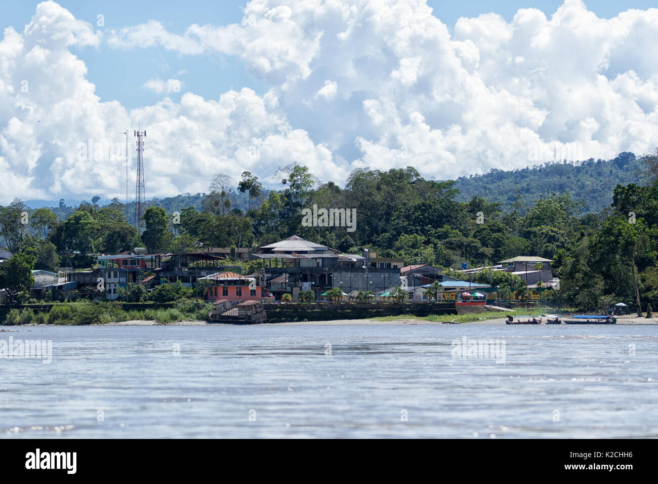 El 6 de junio de 2017 Puerto Misahuallí: el punto de escapada para el Amazonas viajes visto desde el río Napo Foto de stock