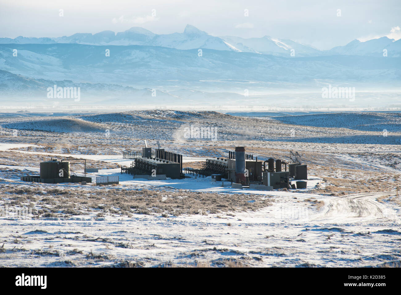 Fracking infraestructura sobre la mesa anticlinal Pinedale. Sublette County, Wyoming, Estados Unidos, enero de 2013. Foto de stock