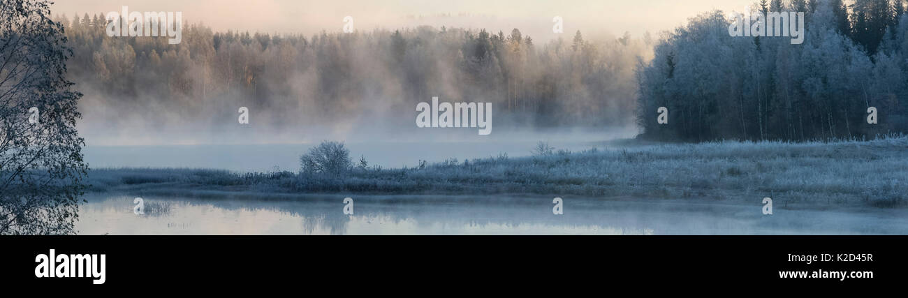 Paisaje Panorámico de misty lake en una fría mañana de otoño, Jyväskylä, Finlandia Central, octubre de 2015. Foto de stock