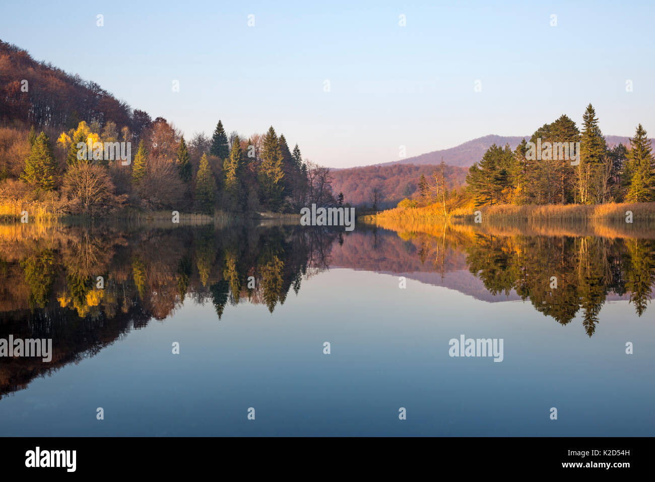 Reflexiones de espejo al atardecer en la "región de los lagos Superior del Parque Nacional de Los Lagos de Plitvice (Croacia). De noviembre de 2015. Foto de stock