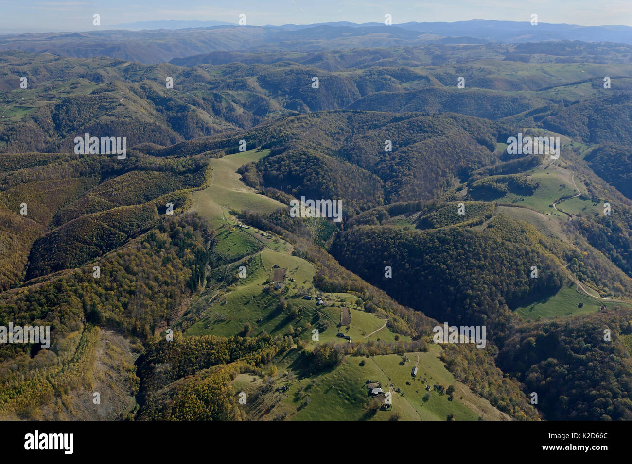 Deforestación y tradicional en el coexistance Sureanu montañas. Los Cárpatos, en Rumanía. Octubre, 2014. Foto de stock