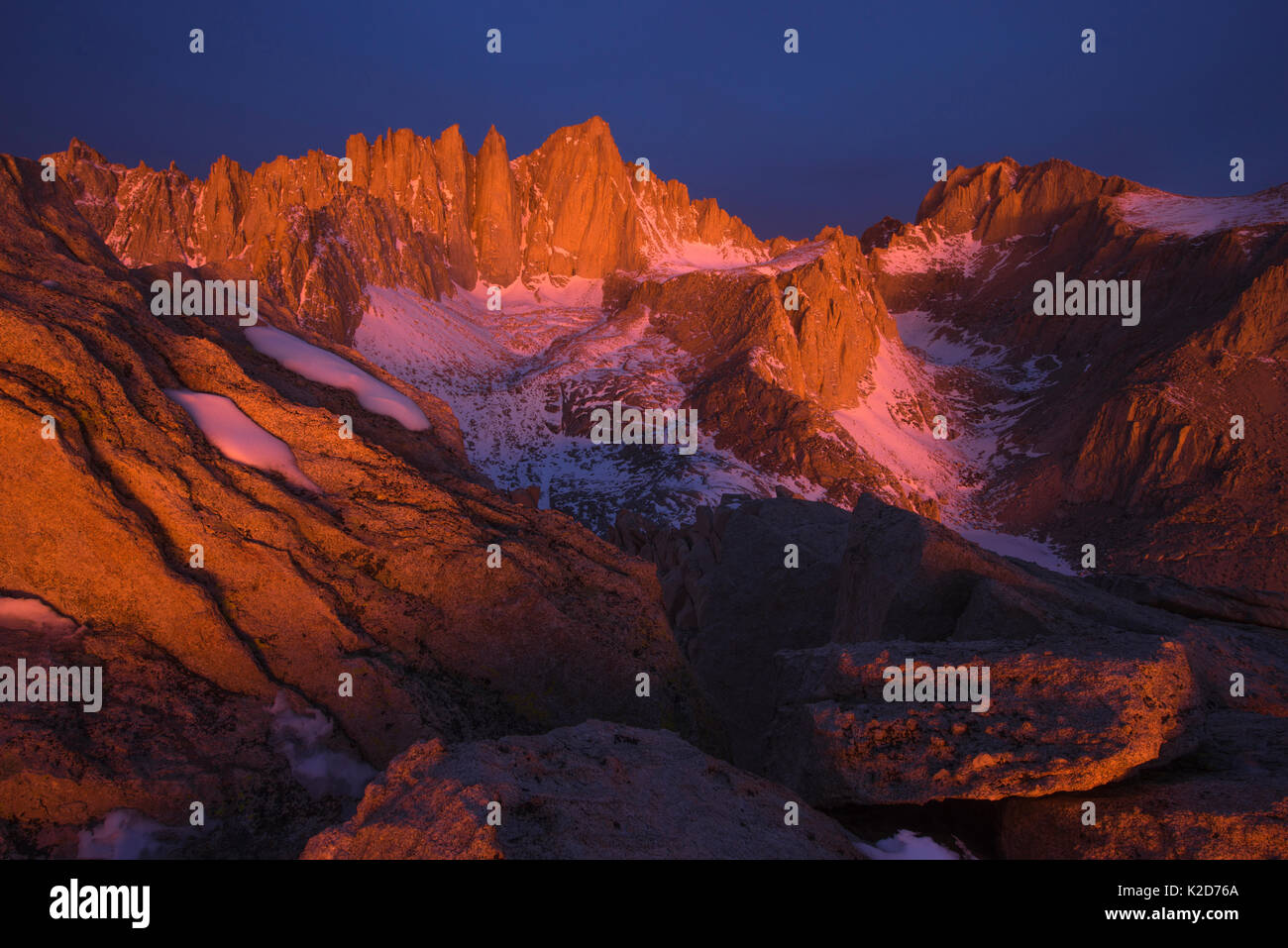 La luz de la mañana ilumina el Monte Whitney, visto desde el pico de Thor, Sierra Nevada, California, EE.UU., marzo Foto de stock