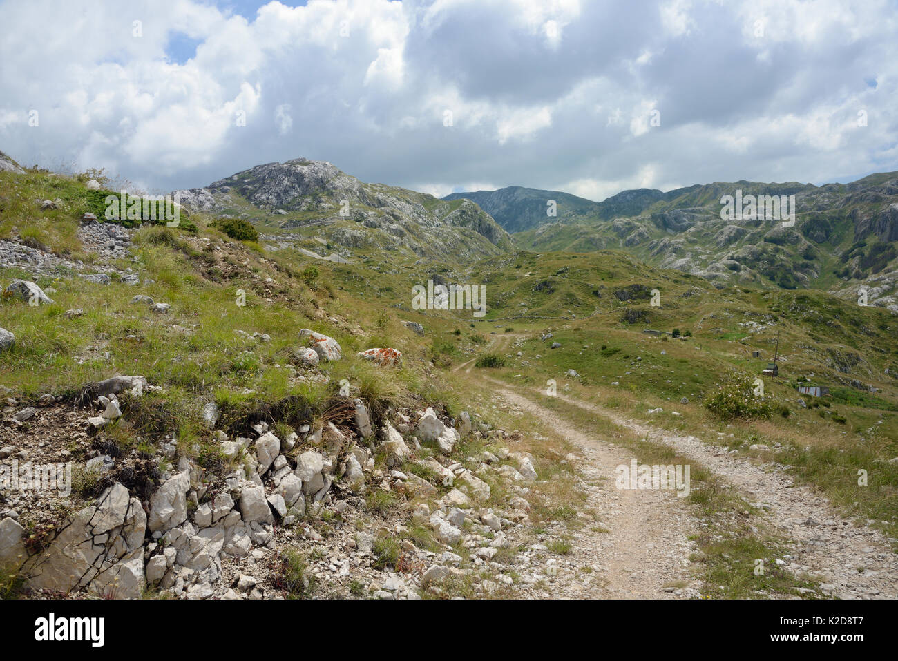 Camino hacia las montañas de piedra caliza del Parque Nacional de Durmitor, Montenegro, julio de 2014. Foto de stock