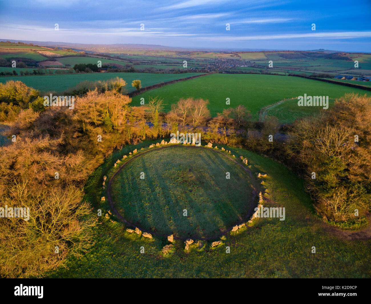 Vista aérea de hombres del Rey Stone Circle, parte de Rollright Stones complejo neolítico. Gran Rollright, Oxfordshire, Reino Unido. De enero de 2016. Foto de stock