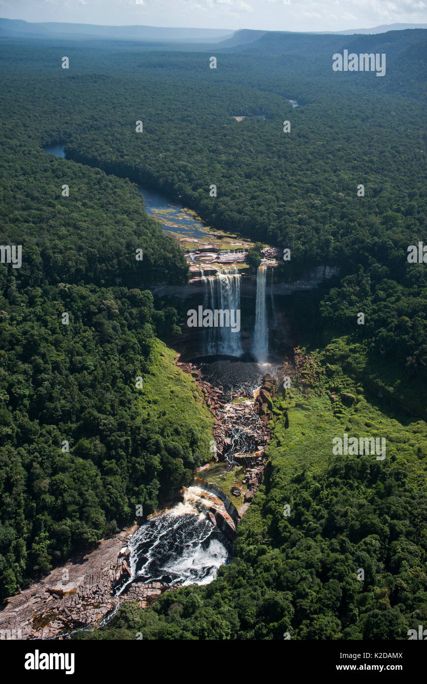 Vista aérea de Kumerau Falls, a lo largo del río, montañas Pakaraima Kurupung, Guyana, Sudamérica Foto de stock