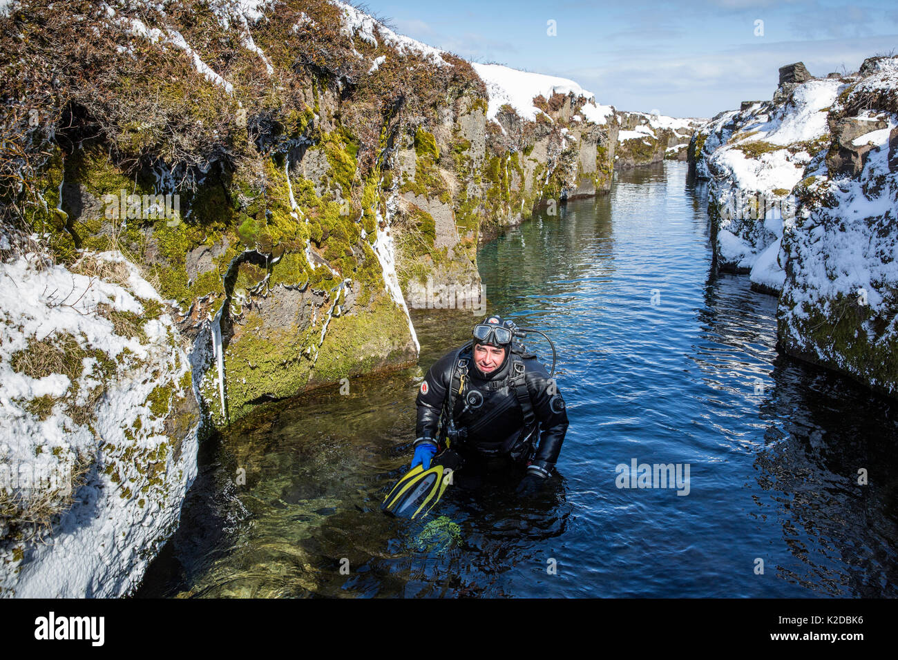 Scuba Diver viene después de una inmersión dentro de la grieta volcánica Asbyrgi Nesgja, en el Parque Nacional, en el norte de Islandia Foto de stock