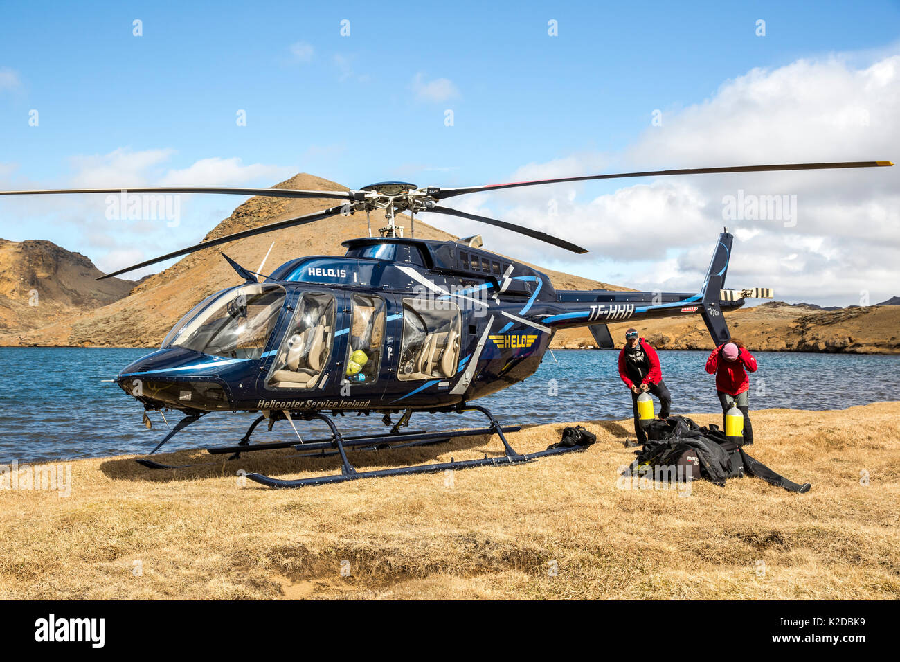 Heli-buceo, descargando el equipo de buceo desde el helicóptero en un lago de montaña, Islandia Foto de stock