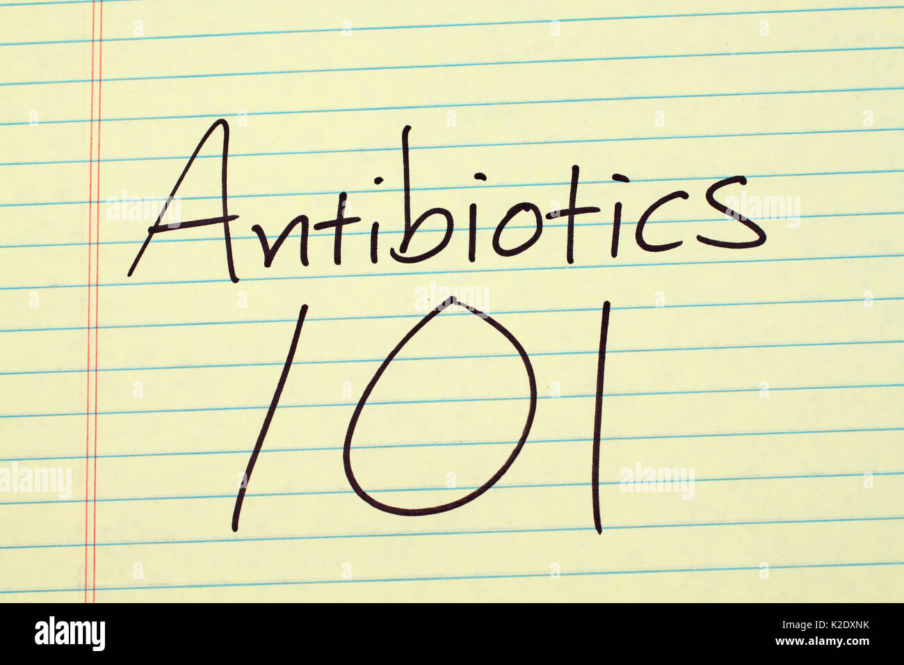 Las palabras "Antibióticos 101' en un bloc de notas de papel amarillo Foto de stock