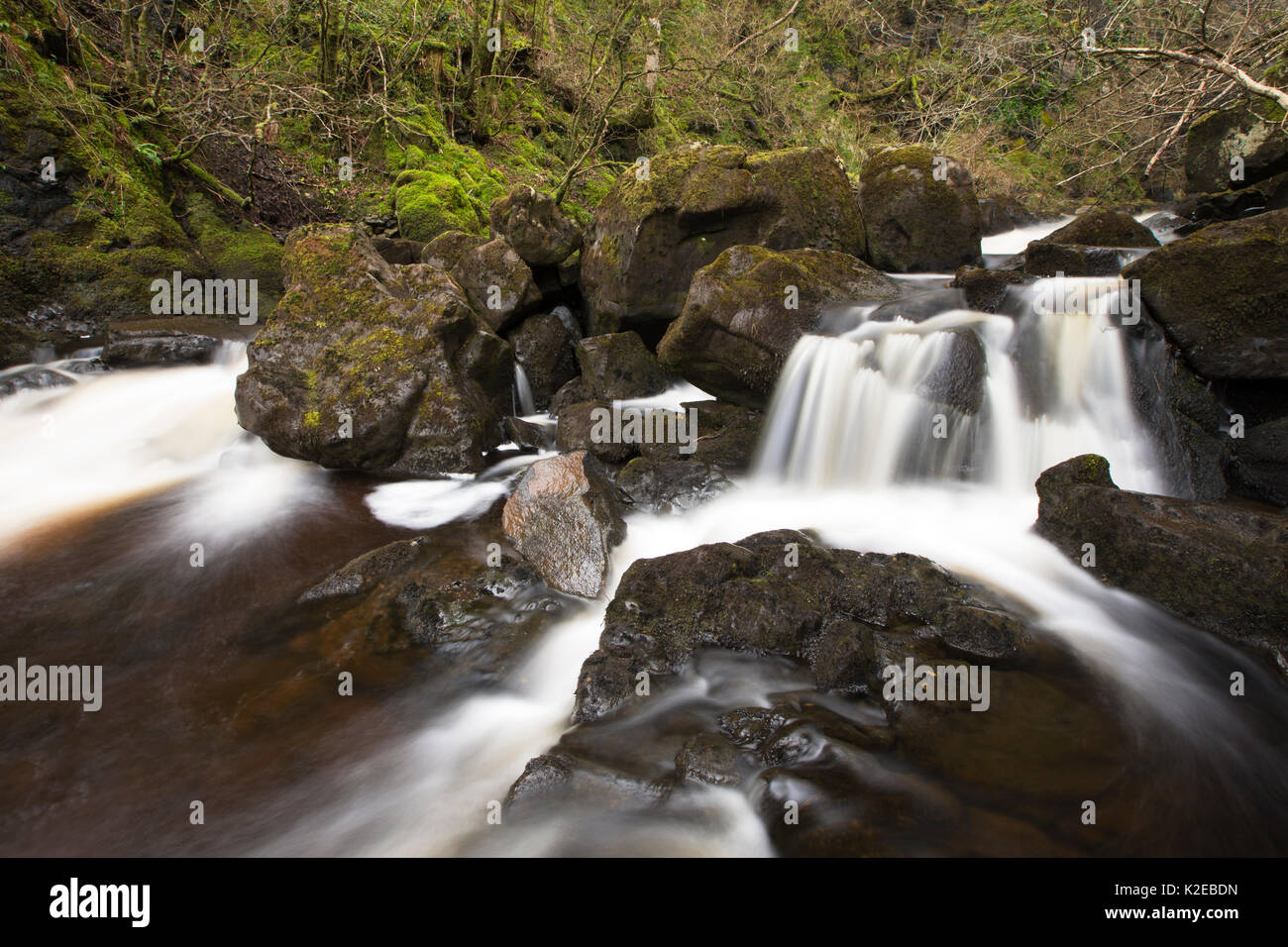 Río Rha cascada a través de rocas, Uig, Isla de Skye, Escocia, Reino Unido, marzo de 2014. Foto de stock