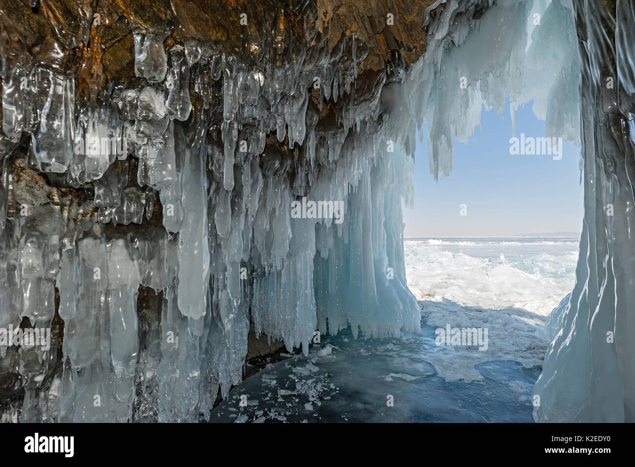 Cueva llena de carámbanos / hielo estalactitas, el lago Baikal, en Siberia, en Rusia, en marzo de 2015. Foto de stock