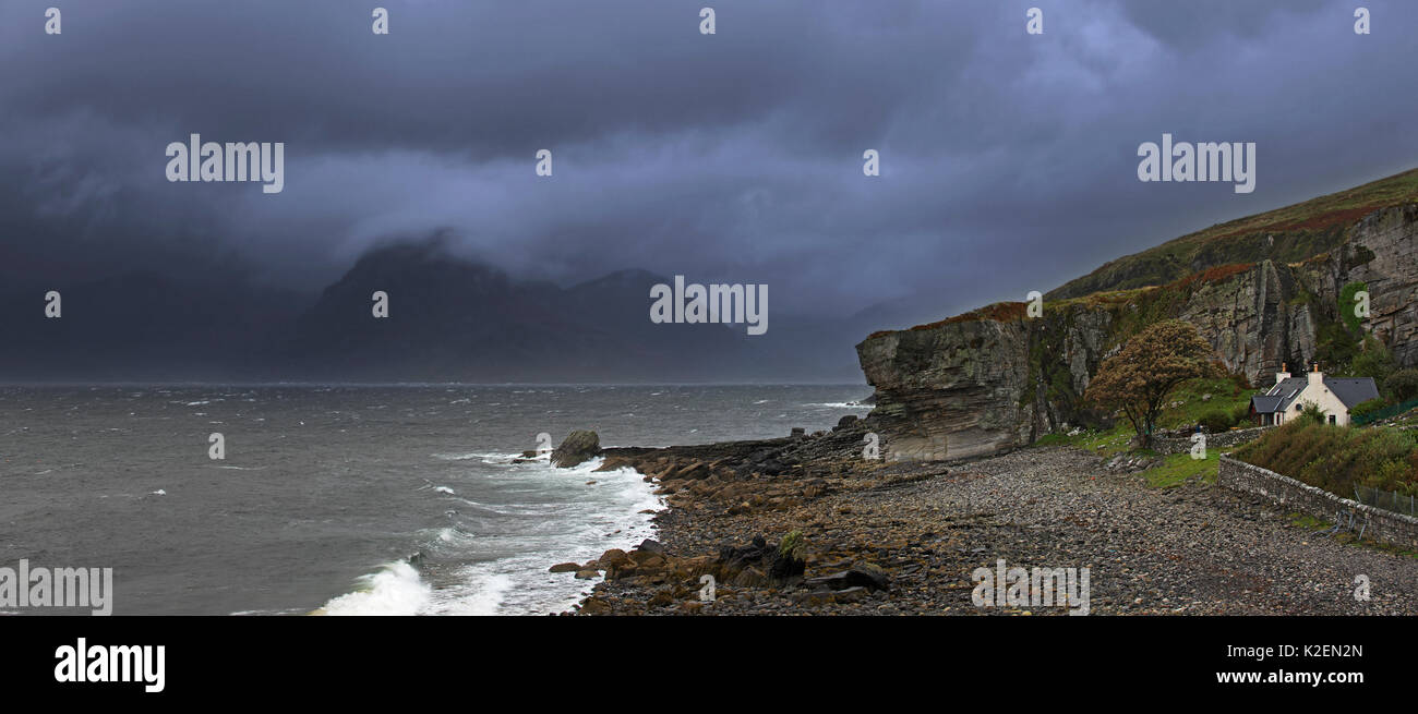 Nubes de lluvia durante la puesta de sol sobre las montañas Cuillin, visto desde Elgol en la Isla Skye, Inner Hebrides (Escocia, Reino Unido, septiembre de 2016. Foto de stock