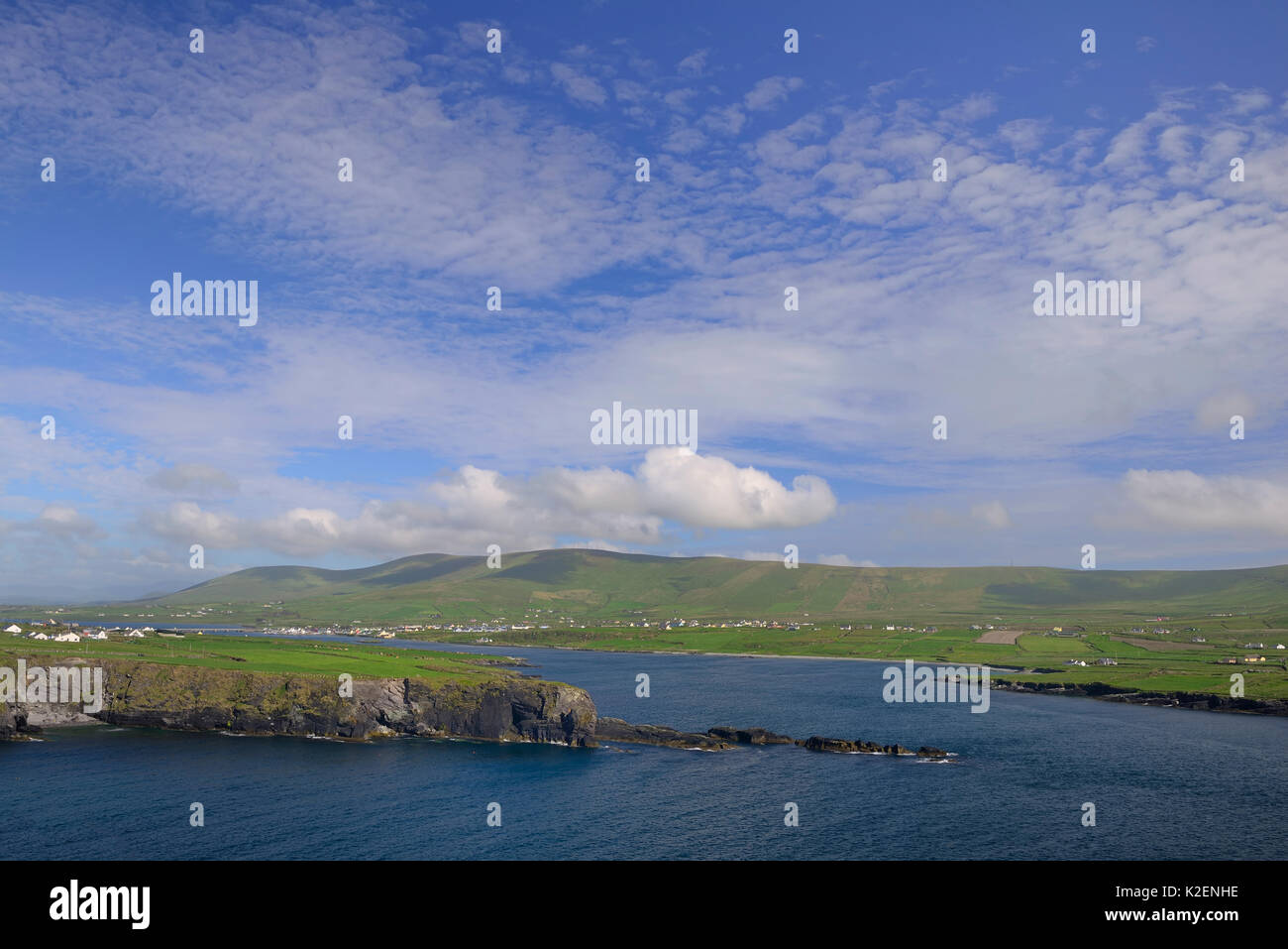 Vista de Foilhomurrin Bay, Isla Caballo, Long Island y cabeceros distantes desde Valencia Island, en el condado de Kerry, República de Irlanda. De junio de 2014. Foto de stock