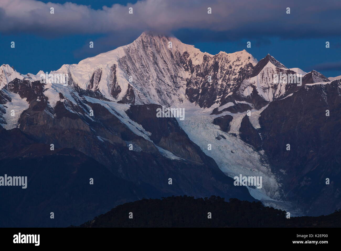 Paisaje con el Monte Kawakarpo, Meili Snow Mountain National Park, en la provincia de Yunnan, China. Noviembre de 2009 Foto de stock