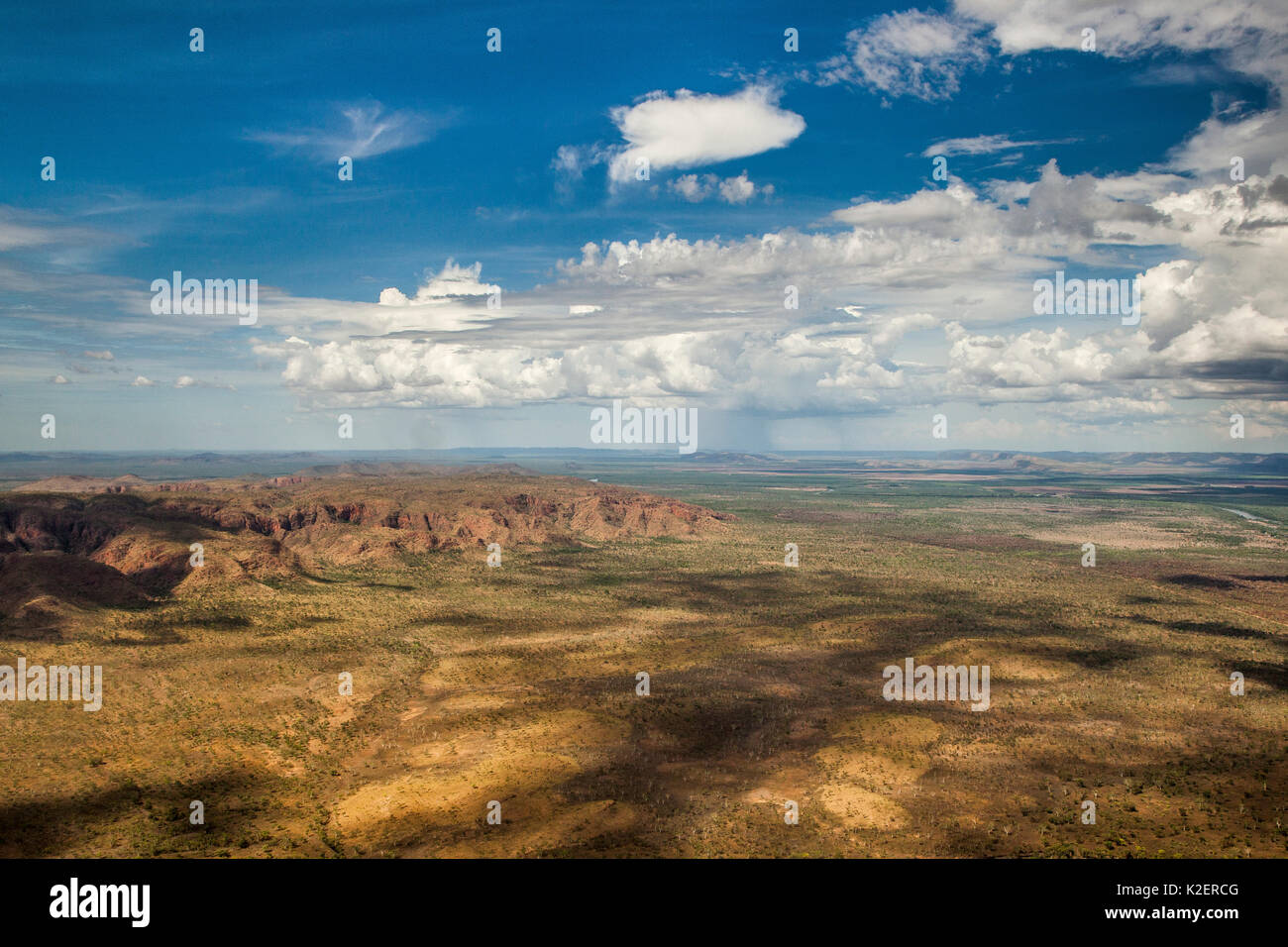 Vista desde el plano del paisaje de montaña, Kimberley, en Australia Occidental, en noviembre. Publicar trabajos para aumentar el contraste y la claridad para compensar la neblina atmosférica. Foto de stock
