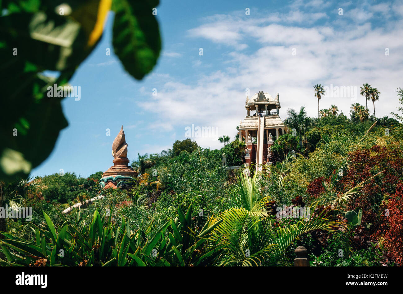 Tenerife, Islas Canarias, España - 27 de mayo de 2017: Kamikaze o torre de agua el poder de atracción en Siam Park, Costa Adeje. El parque temático más espectacular Foto de stock