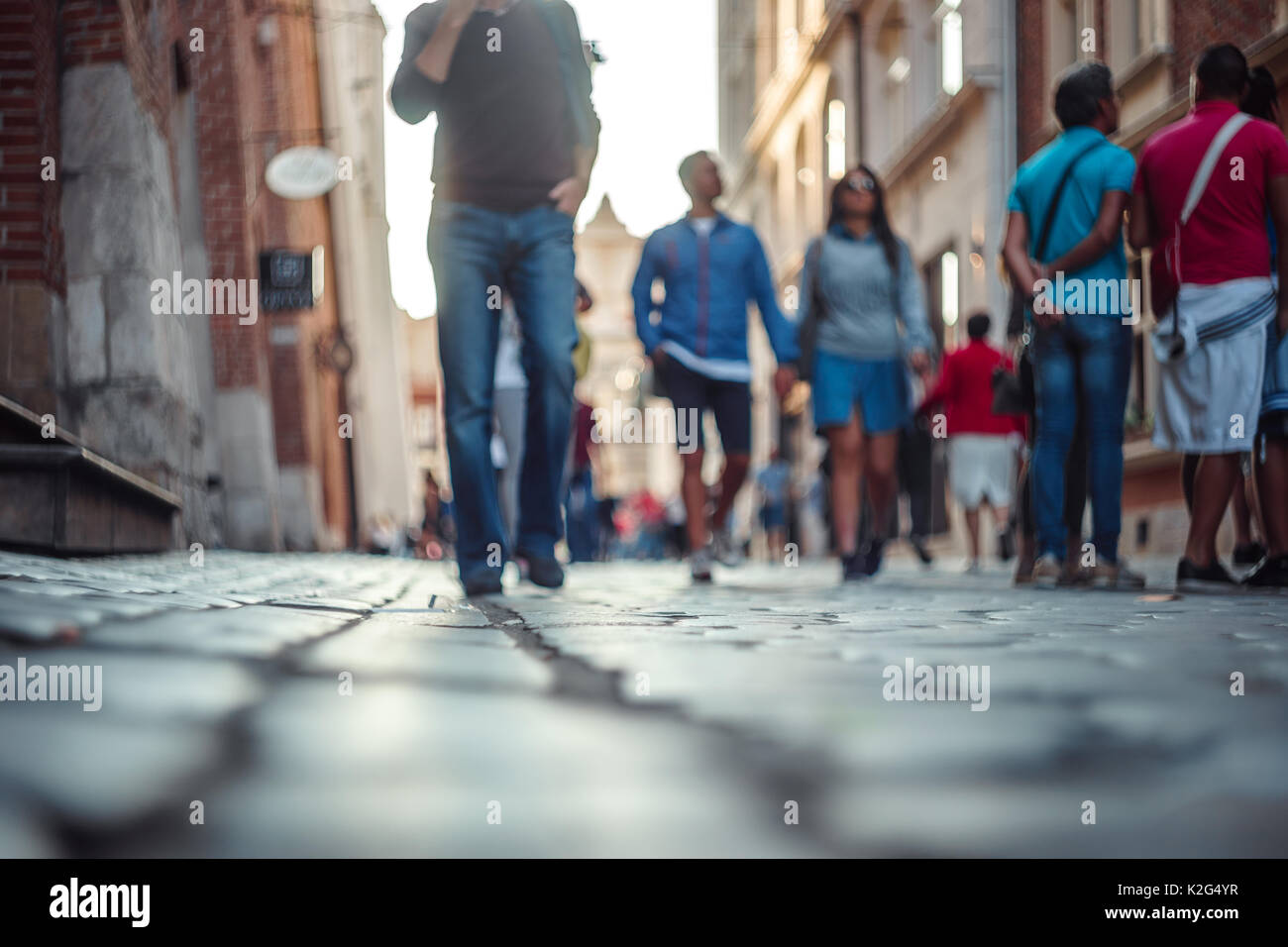 La gente borrosa pararse y caminar en la calle europeo Foto de stock