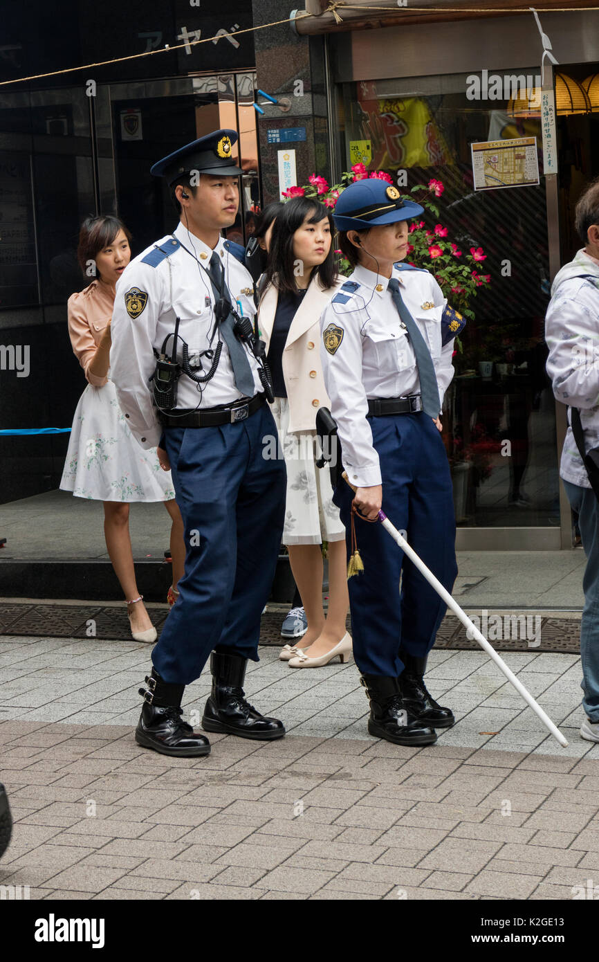 Tokio, Japón - 14 de mayo de 2017:La policía japonesa está viendo el desfile en el Kanda Matsuri Festval Foto de stock