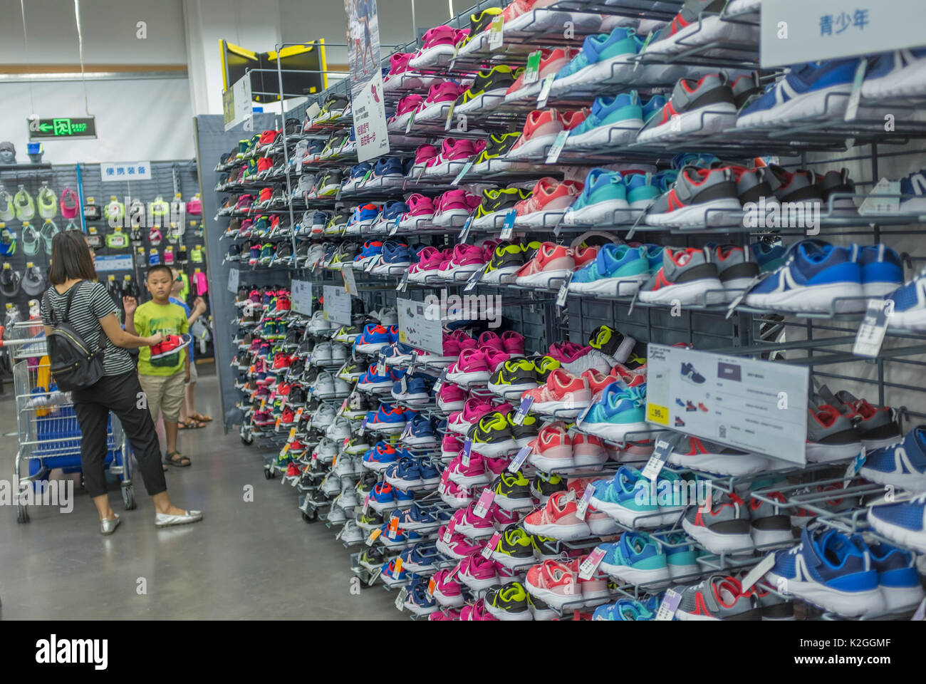 variedad de zapatos están a la venta un Carrefour en Beijing, 30-ago-2017 Fotografía de stock - Alamy