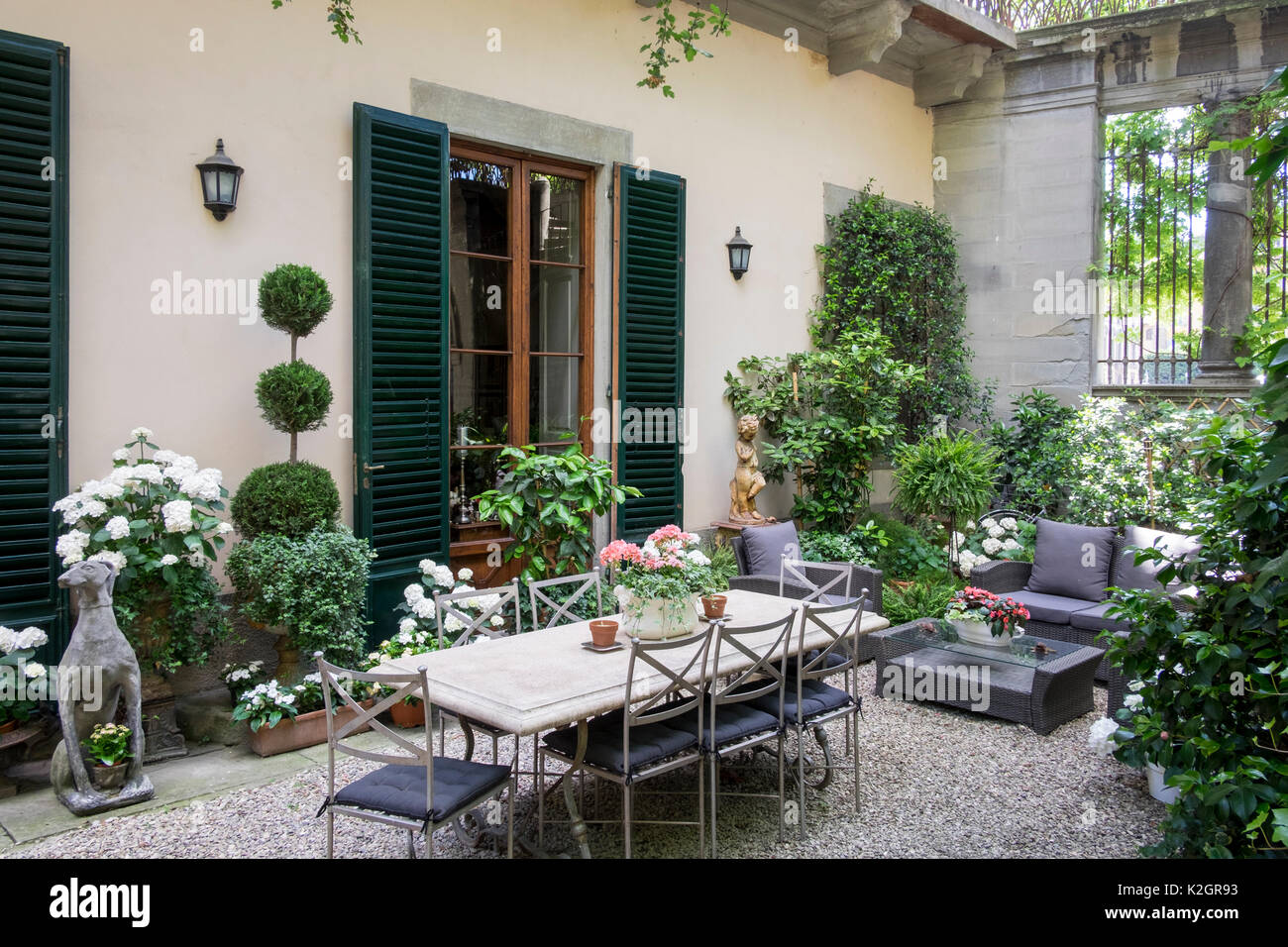 Palazzo Malenchini, Florencia, Italia, un elegante patio con jardín topiary  y los muebles de comedor Fotografía de stock - Alamy