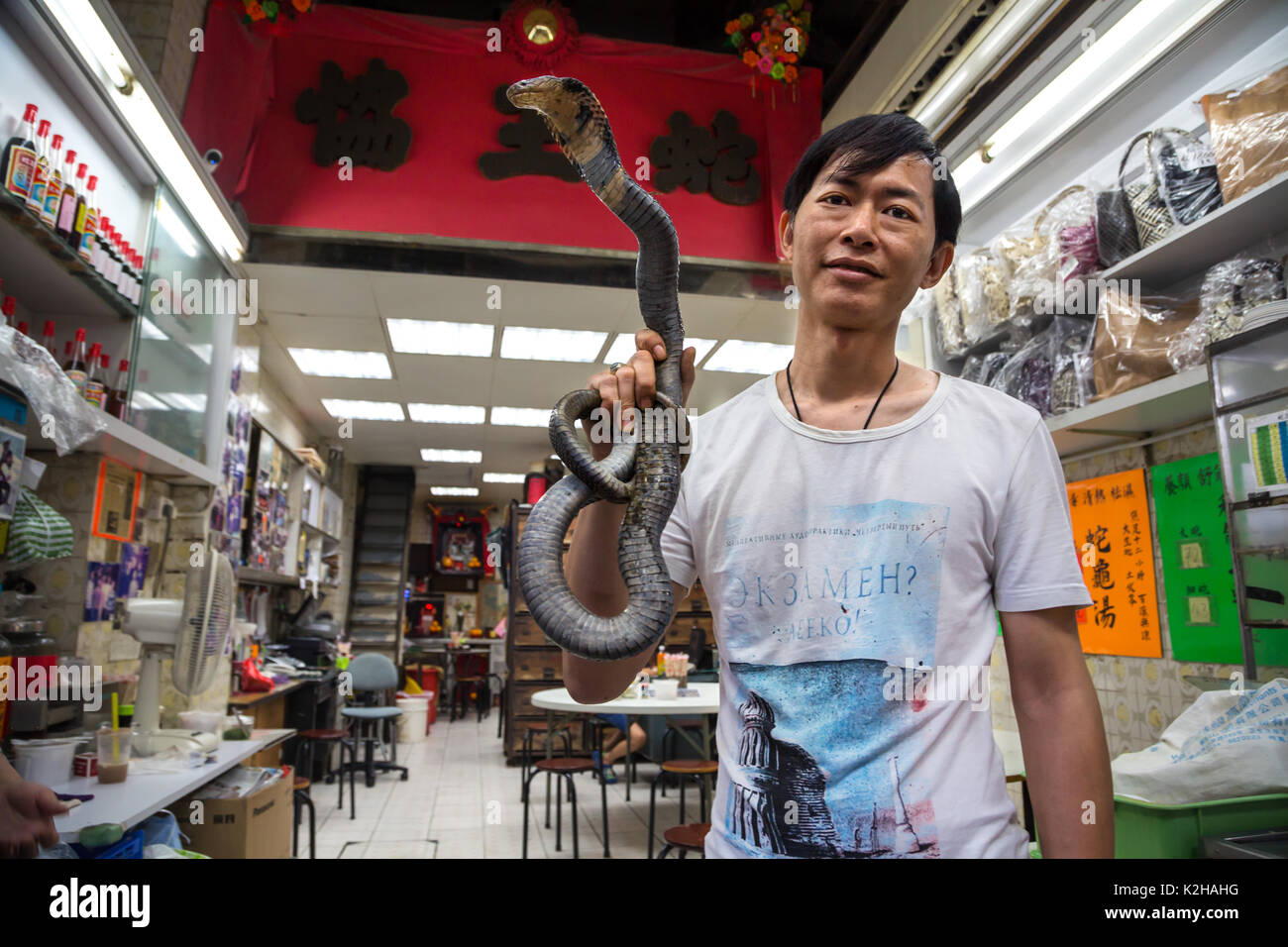 Sopa de serpiente vendedor en las calles de Kowloon, restaurante en Hong Kong Foto de stock