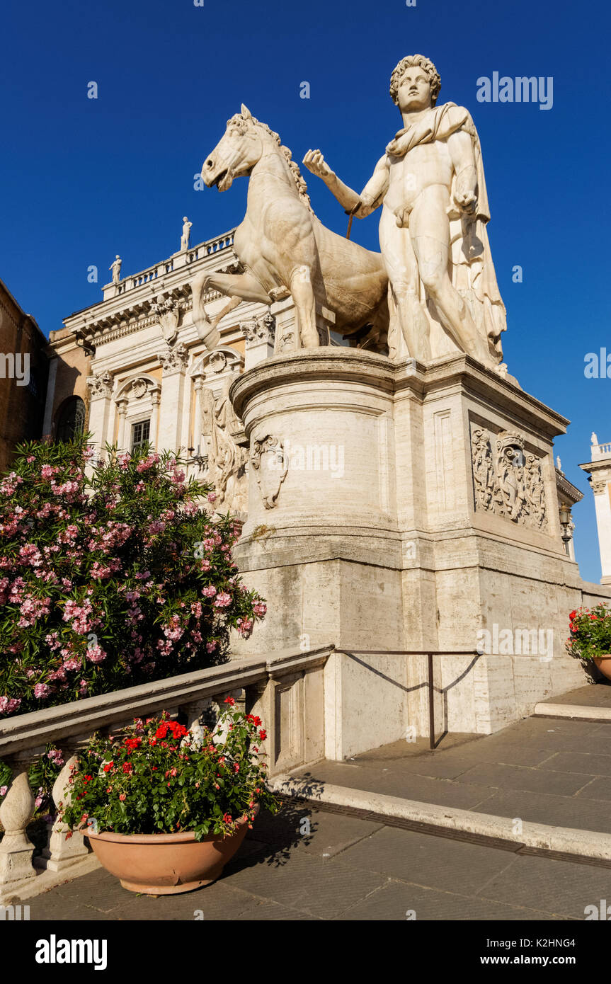 Piazza del Campidoglio, clásica estatua de los Dioscuri Castor, Roma, Italia Foto de stock