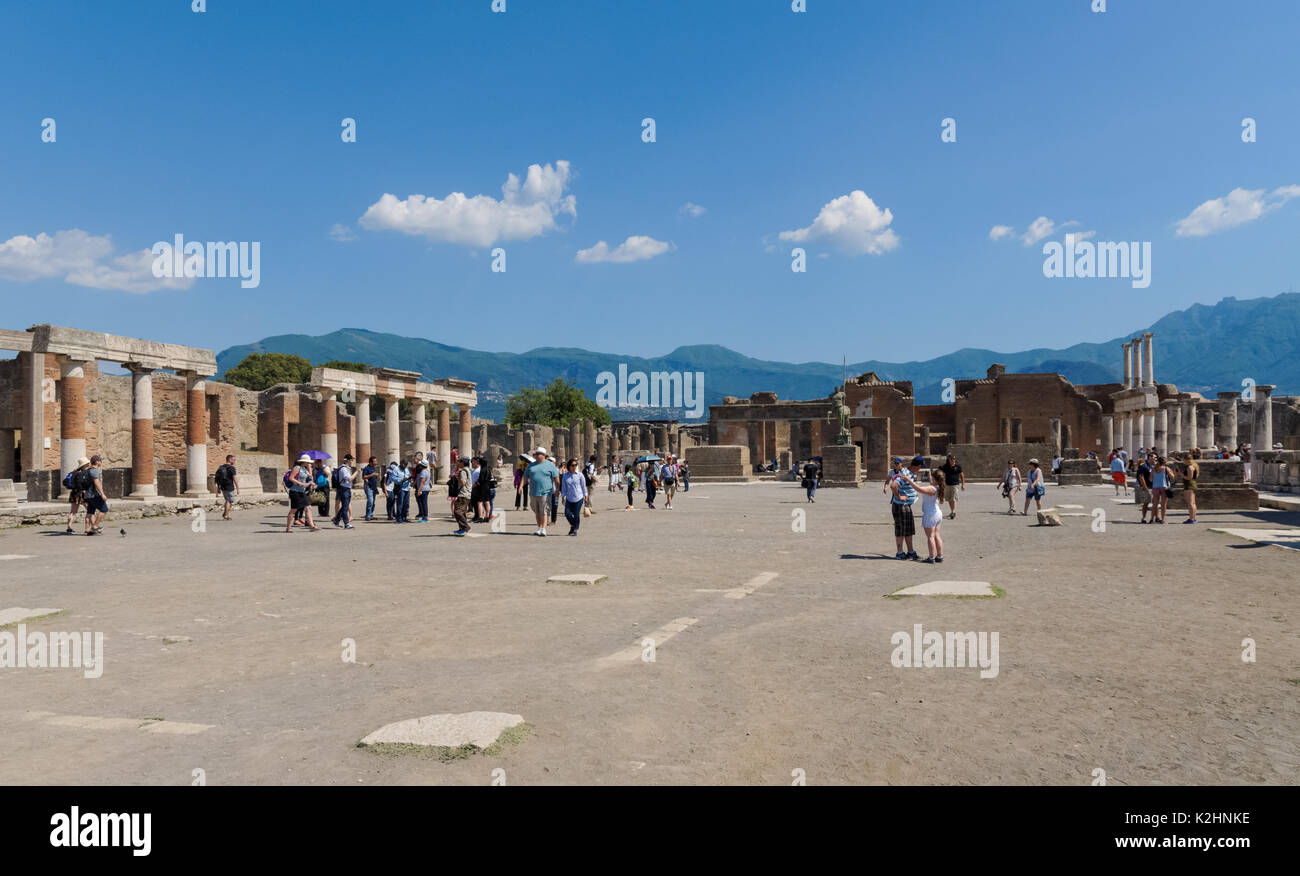 Los turistas en el foro romano en Pompeya, Italia Foto de stock