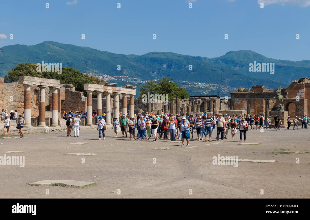 Los turistas en el foro romano en Pompeya, Italia Foto de stock