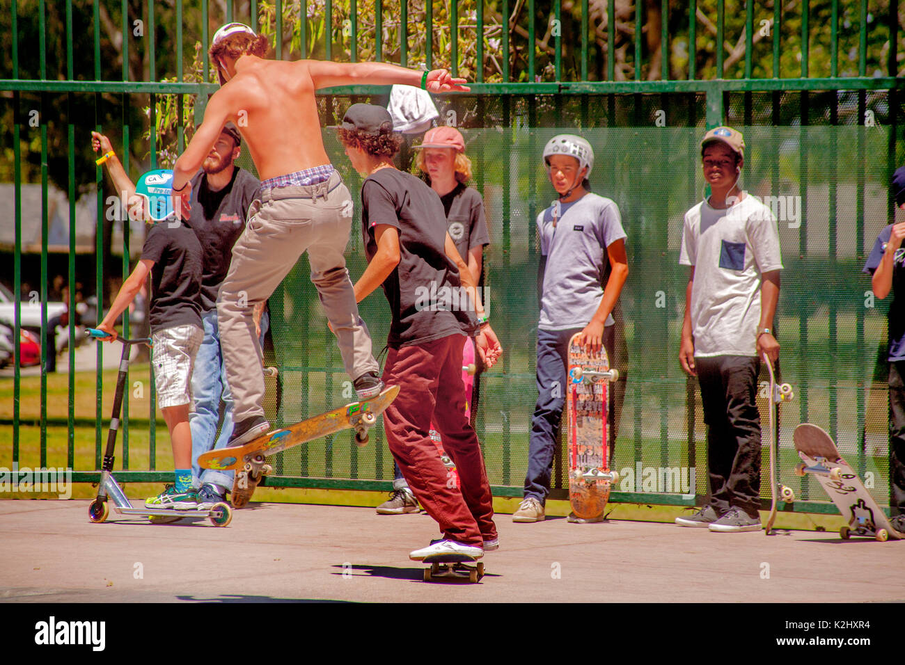 Skateboarders de ambos sexos compiten en Costa Mesa, California, skate park. Foto de stock