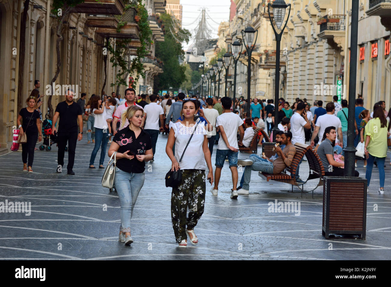 Населена азербайджан. Бакинцы нация. Туристы в Баку. Баку Nizami Street. Турция люди на улице.