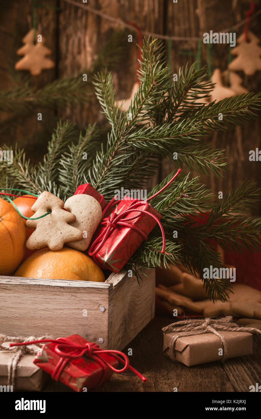 Caja de madera con frutas y regalos de Navidad, galletas de Navidad caseras  en rústica mesa. Los preparativos para la fiesta, decoraciones de navidad  artesanal Fotografía de stock - Alamy