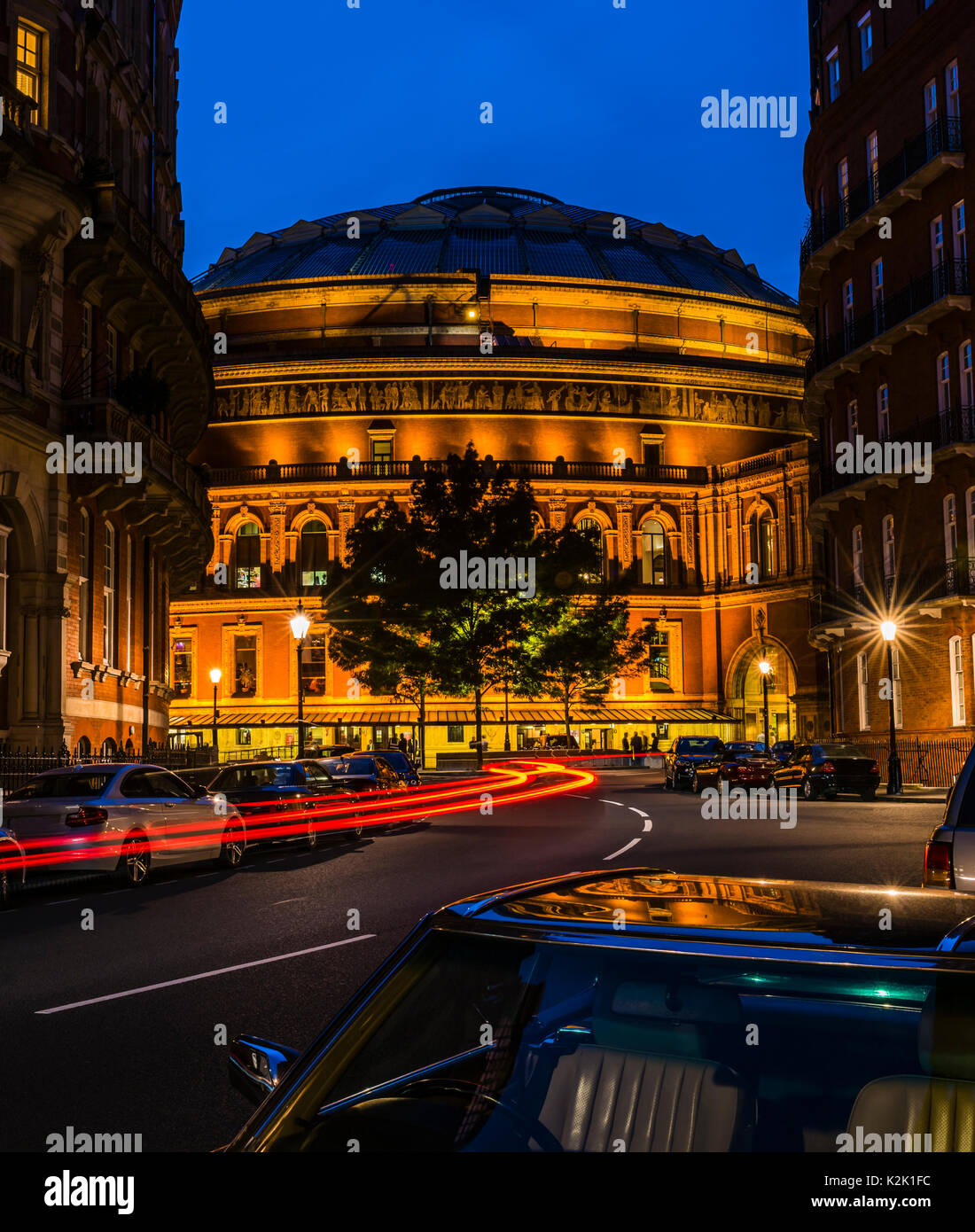 Luces alrededor del Royal Albert Hall al anochecer, Londres, Reino Unido. Foto de stock