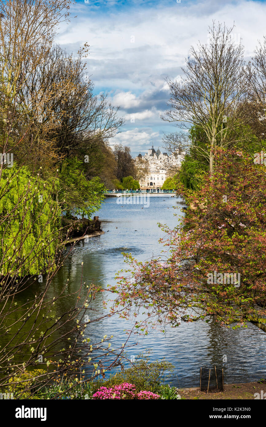 St James's Park es uno de los Parques Reales de Londres, rodeado por el Palacio de Buckingham, Clarence House, St James's Palace y Westminster. Foto de stock