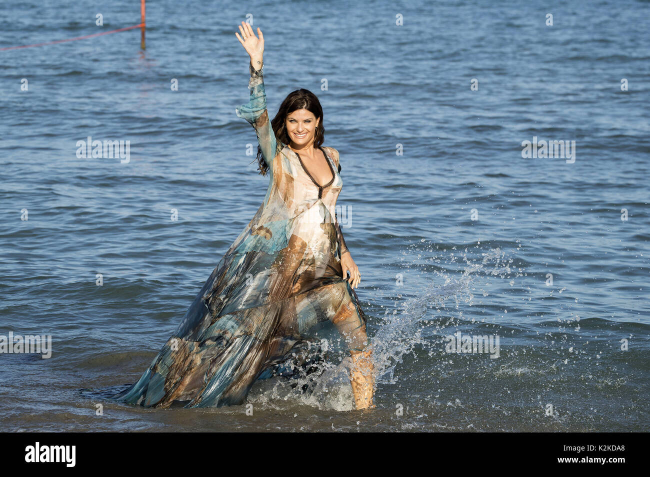 Isabeli Fontana durante un photocall antes del 74º Festival de Cine de Venecia 2017 el 29 de agosto de 2017 en Venecia, Italia. Uso | en todo el mundo Foto de stock