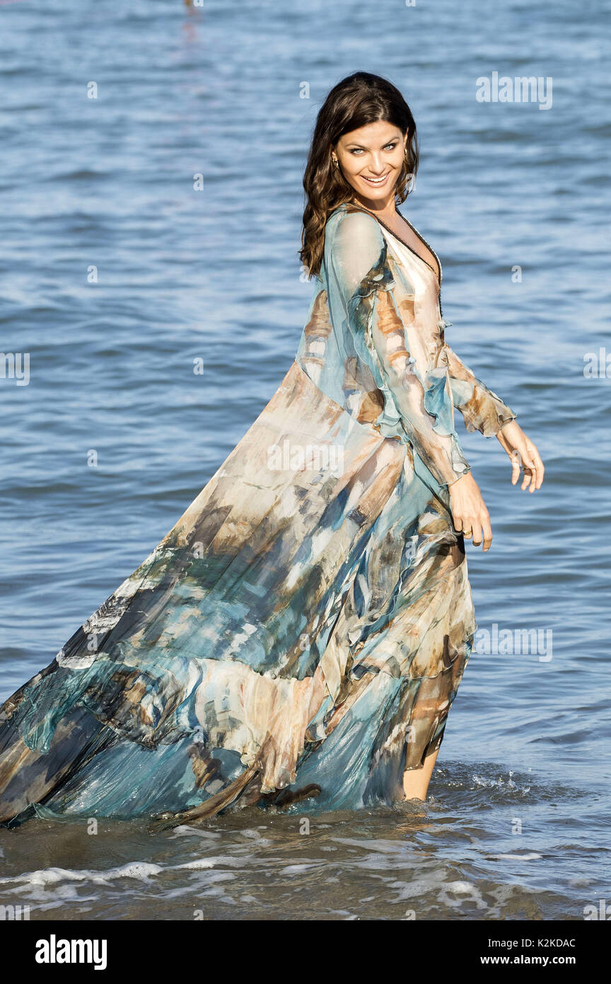 Isabeli Fontana durante un photocall antes del 74º Festival de Cine de Venecia 2017 el 29 de agosto de 2017 en Venecia, Italia. Uso | en todo el mundo Foto de stock