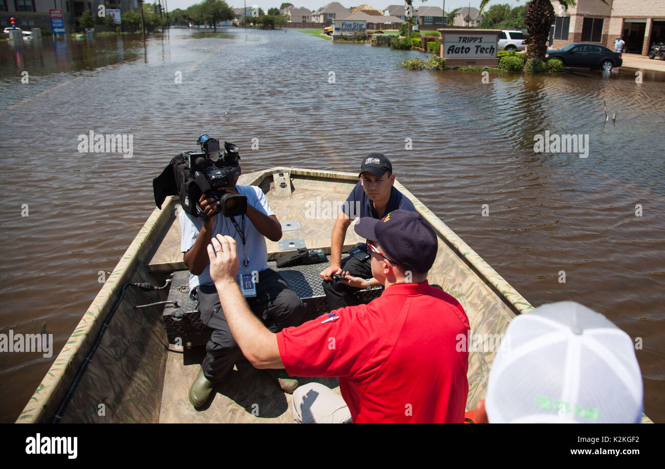 Houston, EE.UU. Agosto 31, 2017: NBC Boston entrevistas 48 ESD del Condado Harris, Oficial de Información Pública Teniente Simon VanDyk durante las operaciones de rescate de las inundaciones causadas por el huracán Harvey en Houston, TX. John Glaser/CSM./Alamy Live News Foto de stock