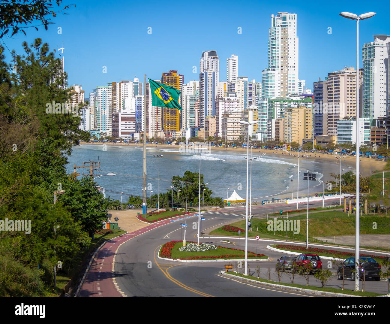 Ciudad Balneario Camboriu y bandera brasileña - Balneario Camboriu, Santa Catarina, Brasil Foto de stock