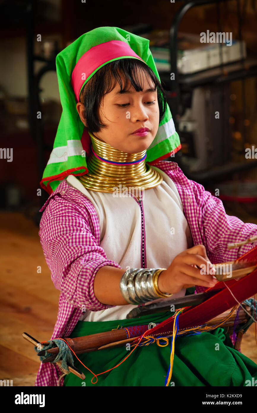 Lago Inle, Myanmar - Enero 04, 2007: la joven mujer Kayan Lahwi Padaung personas vestidas con bobinas de latón de cuello largo tejer tradicional textil birmano Foto de stock