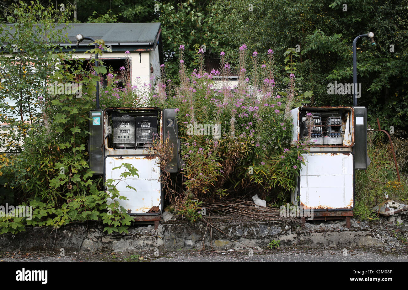 Las bombas de combustible abandonados en la zona rural de Escocia, Gran Bretaña Credit: AllanMilligan/Alamy Foto de stock