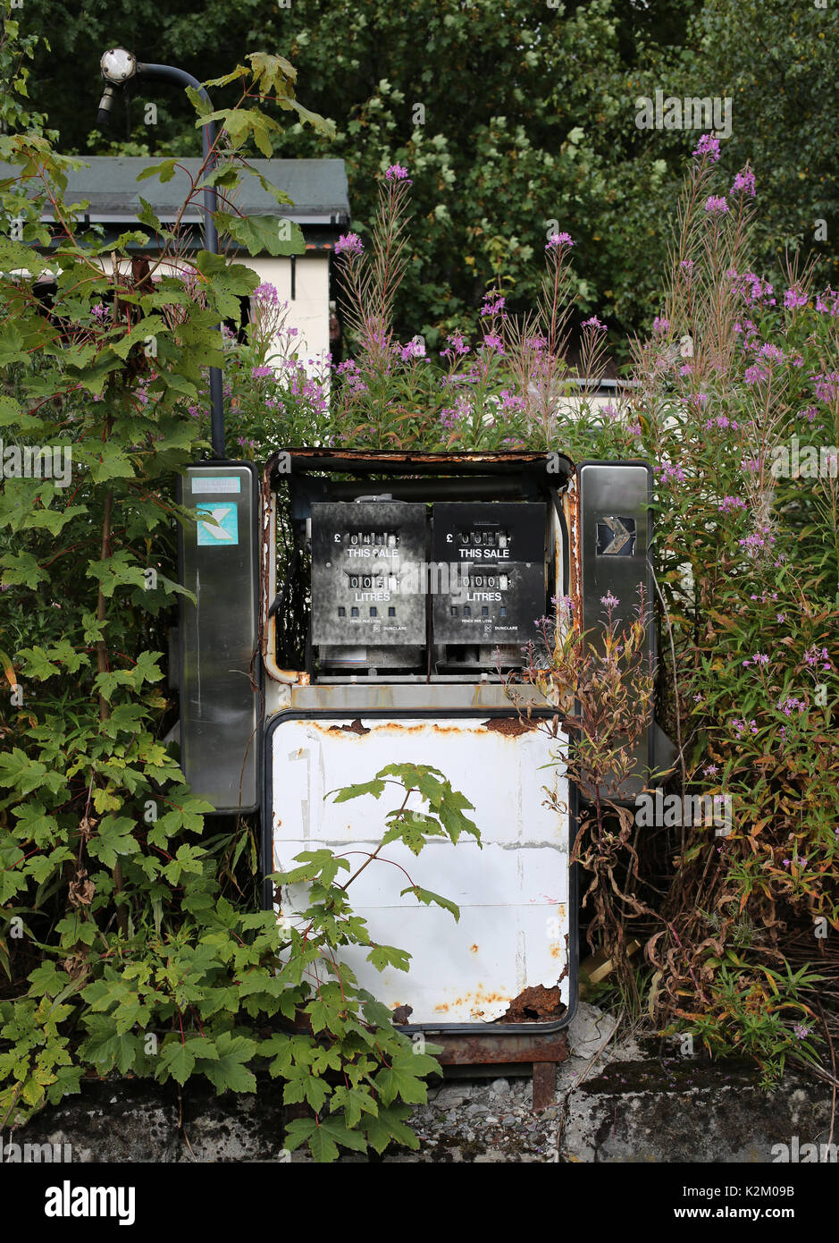 Las bombas de combustible abandonados en la zona rural de Escocia, Gran Bretaña Credit: AllanMilligan/Alamy Foto de stock