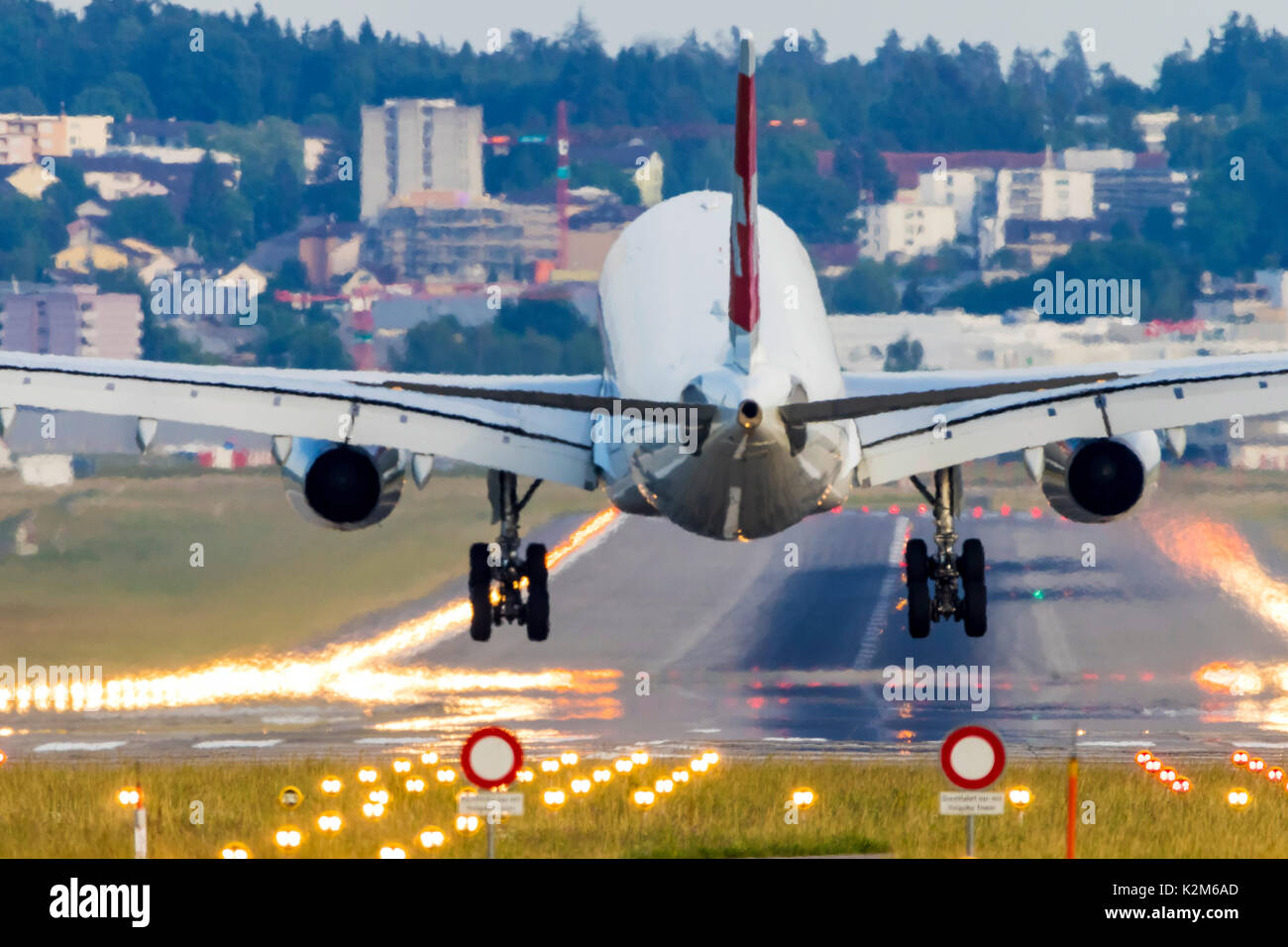 El aeropuerto de Zurich, ZRH, aterrizando en avión. Foto de stock