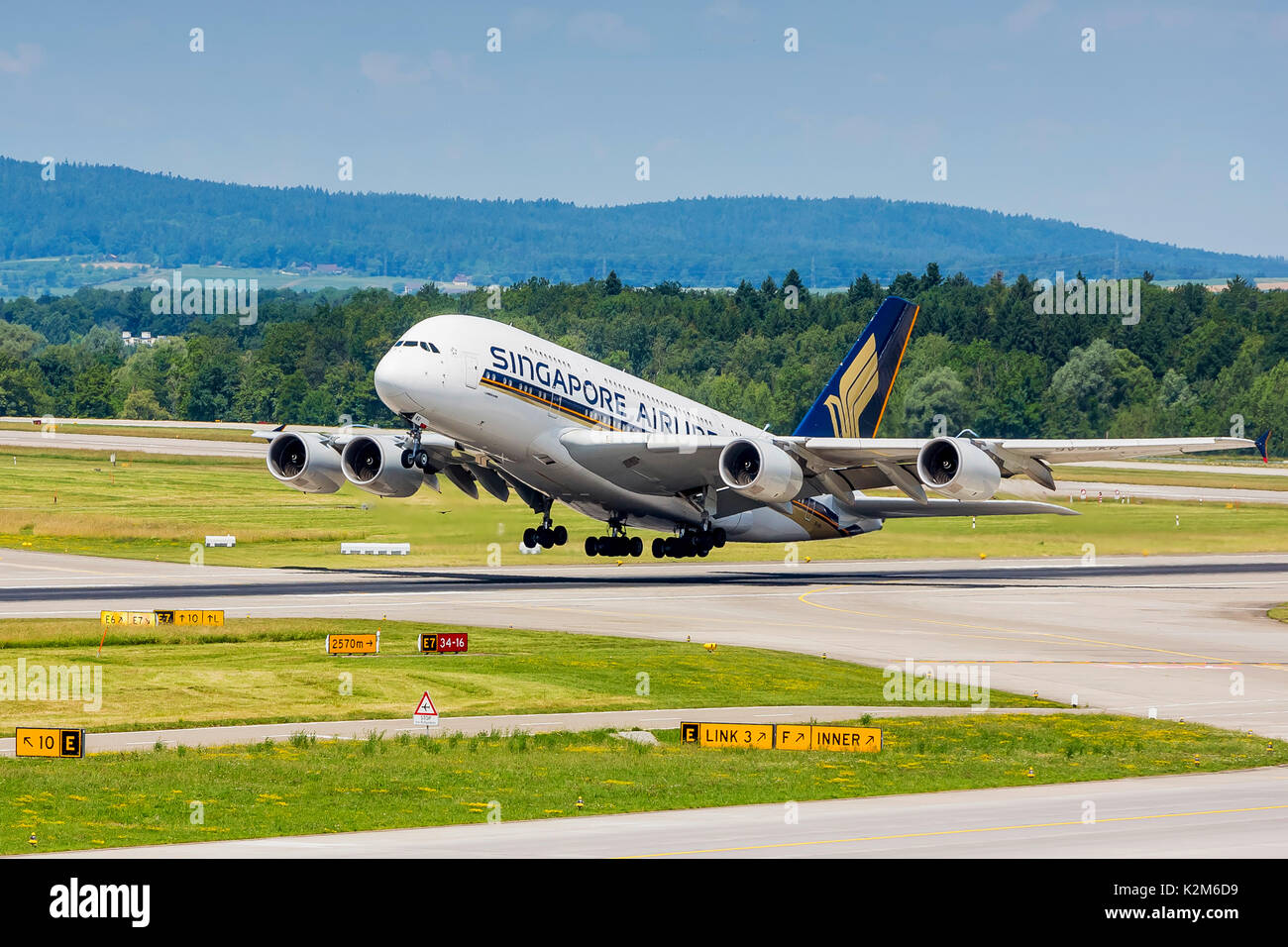 El aeropuerto de Zurich, ZRH, empezando avión Airbus A380 de Singapore Airlines, el registro de las aeronaves 9V-SKR. Foto de stock